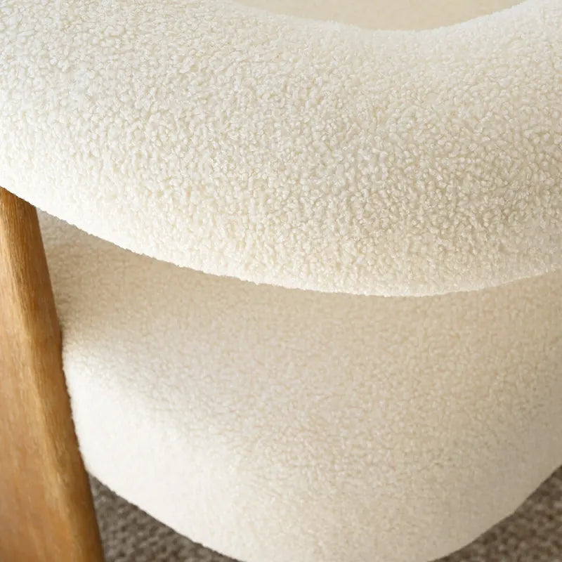 Fauteuil beige en bouclette, dossier ouvert incurvé, un seul siège