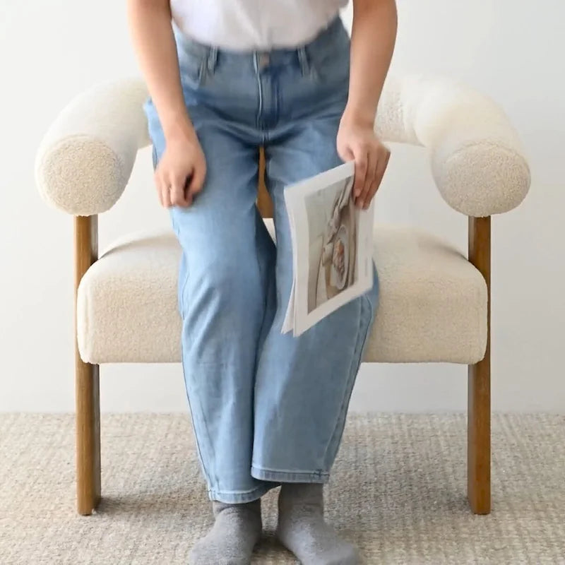 Fauteuil beige en bouclette, dossier ouvert incurvé, un seul siège