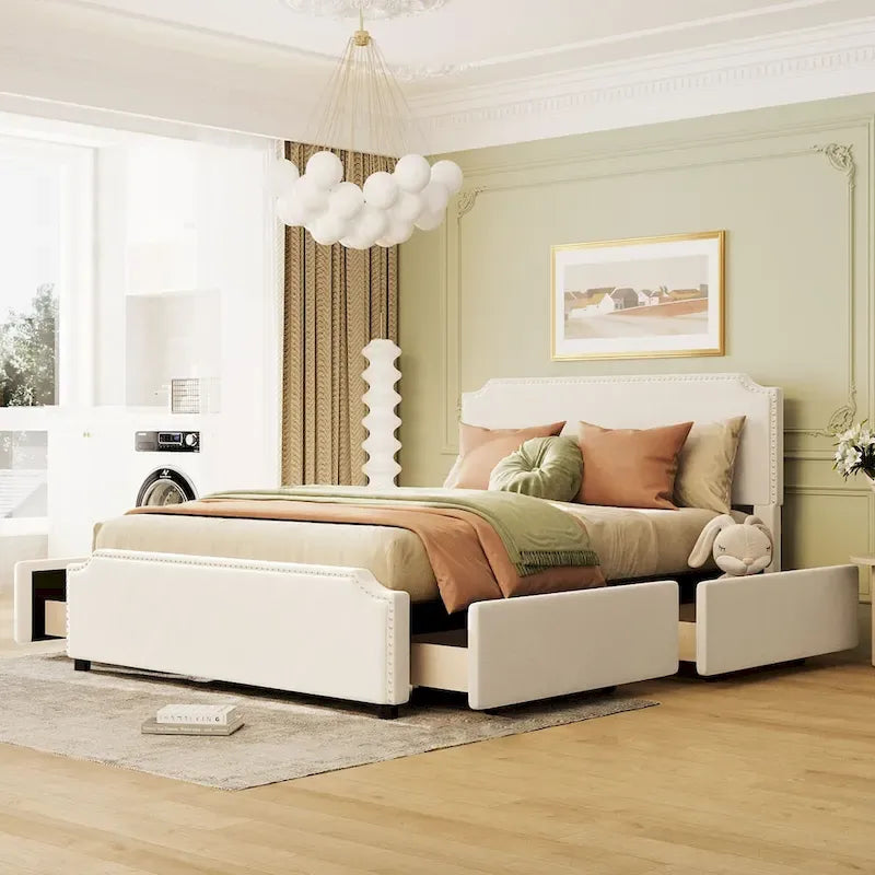 Lit plateforme tapissé en velours gris/beige avec garniture cloutée et 4 tiroirs – Queen