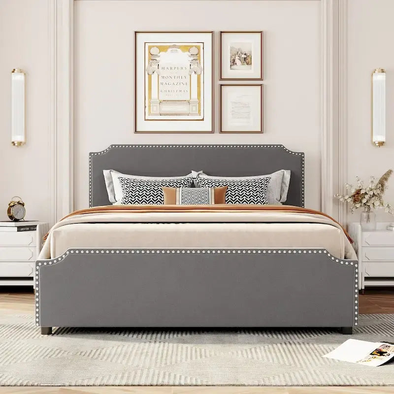 Lit plateforme tapissé en velours gris/beige avec garniture cloutée et 4 tiroirs – Queen