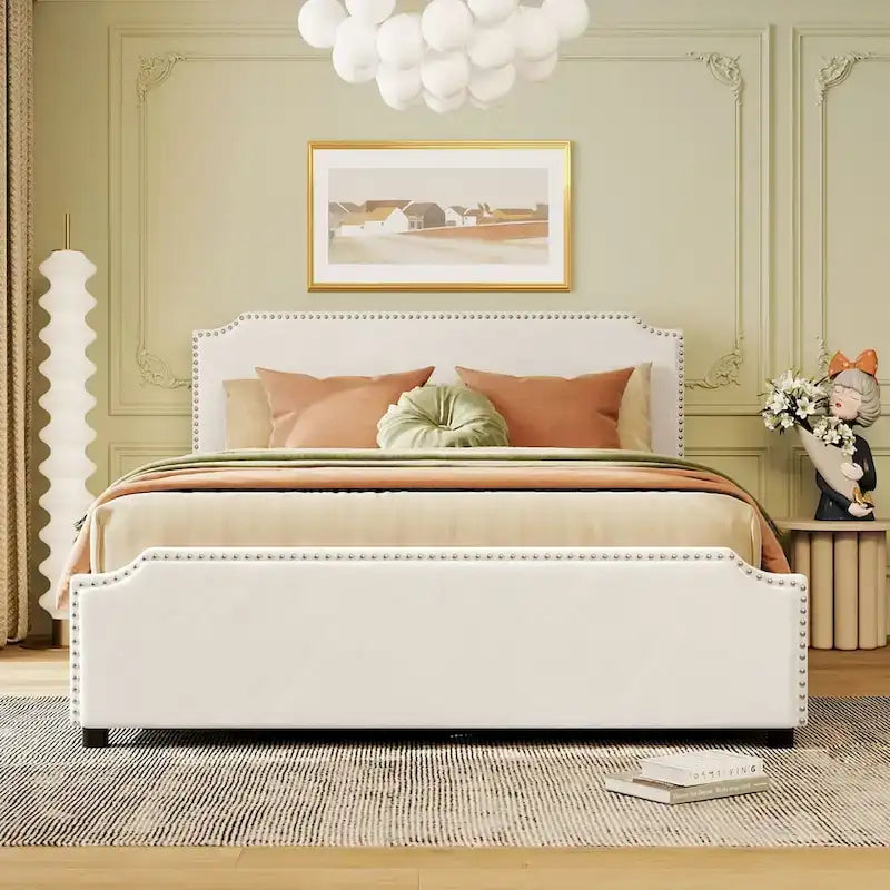 Lit plateforme tapissé en velours gris/beige avec garniture cloutée et 4 tiroirs – Queen
